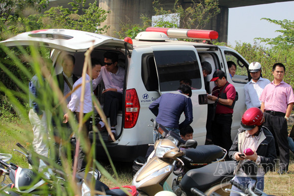 Đang tìm xác, một phụ nữ bật khóc bất thường và gọi chồng nạn nhân Huyền là...chồng ảnh 3 Đang tìm xác, một phụ nữ bật khóc bất thường và gọi chồng nạn nhân Huyền là...chồng ảnh 3