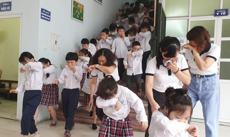 Thày và trò tham gia thoát nạn trong tình huống giả định