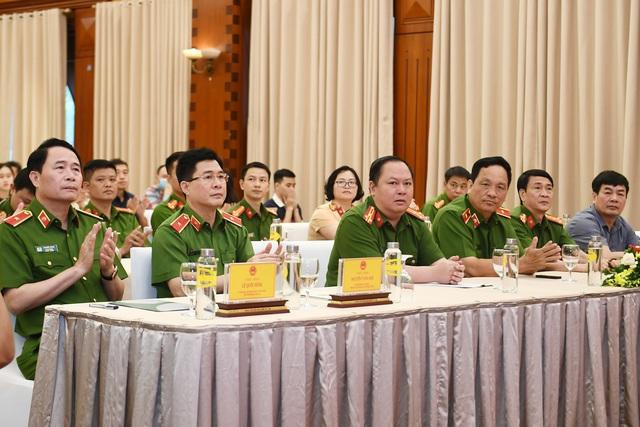 Thiếu tướng Lê Quốc Hùng, Thứ trưởng Bộ công an (ảnh ngoài cùng bên trái) cùng lãnh đạo Cục cảnh sát PCCC - CNCH tham dự buổi lễ phát động cuộc thi ảnh báo chí về công tác PCCC,CNCH Thiếu tướng Lê Quốc Hùng, Thứ trưởng Bộ công an (ảnh ngoài cùng bên trái) cùng lãnh đạo Cục cảnh sát PCCC - CNCH tham dự buổi lễ phát động cuộc thi ảnh báo chí về công tác PCCC,CNCH