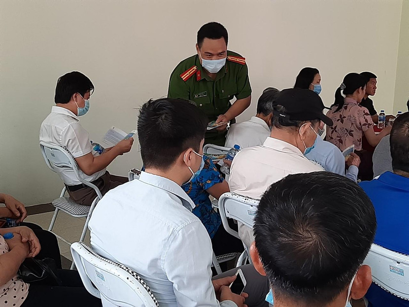 Lực lượng Cảnh sát PCCC và CNCH, CAQ Nam Từ Liêm phát tờ rơi tuyên truyền an toàn PCCC cho người dân