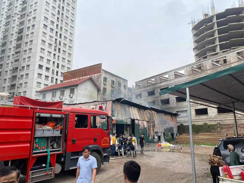 Lực lượng Cảnh sát PCCC và CNCH tiếp cận hiện trường dập lửa Lực lượng Cảnh sát PCCC và CNCH tiếp cận hiện trường dập lửa