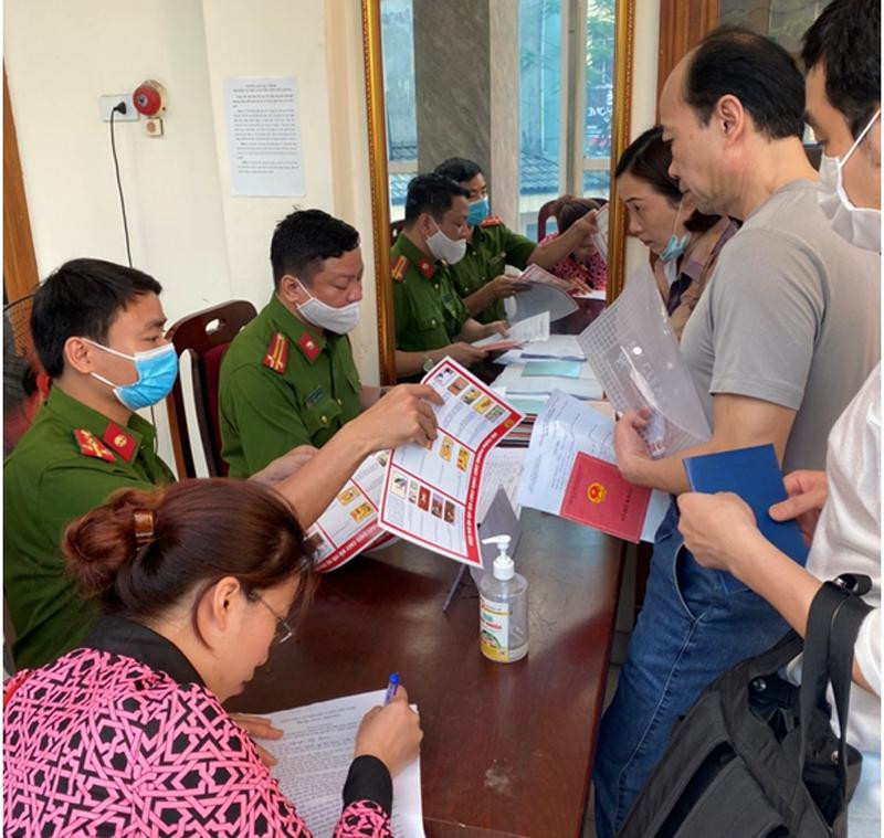 Phát tờ rơi tuyên truyền an toàn PCCC, nâng cao ý thức phòng ngừa cháy, nổ