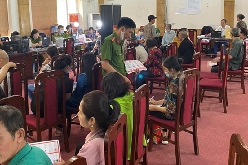 Lực lượng Cảnh sát PCCC và CNCH, CAQ Đống Đa phát tờ rơi, tuyền truyền an toàn PCCC cho người dân đến làm CCCD gắn chíp