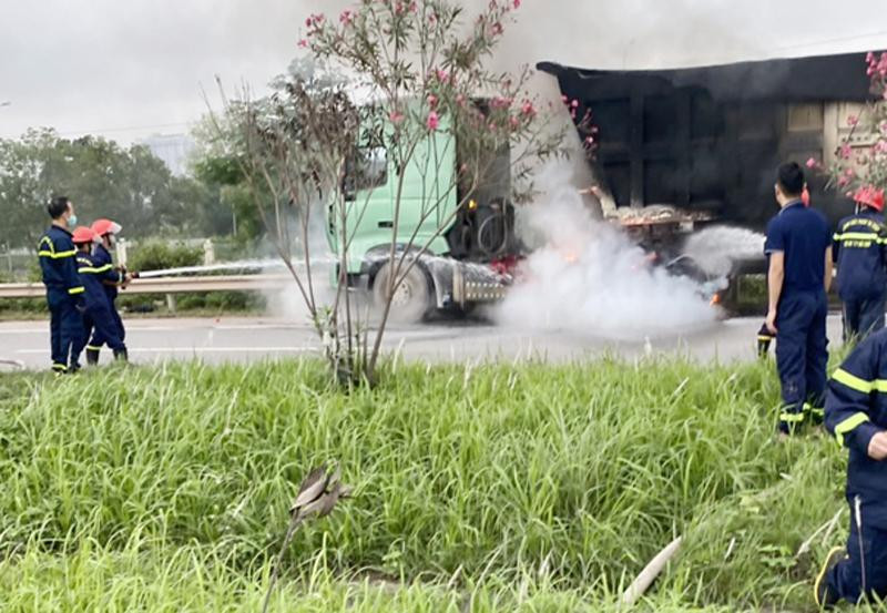 Lực lượng cứu hỏa đã có mặt khống chế vụ cháy xe ô tô Lực lượng cứu hỏa đã có mặt khống chế vụ cháy xe ô tô