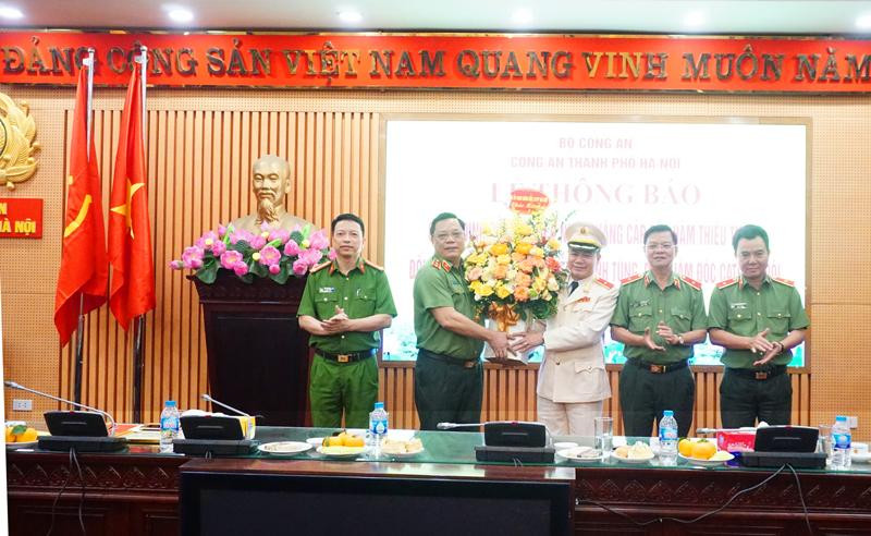 Trung tướng Nguyễn Hải Trung, Ủy viên Ban Thường vụ Thành ủy, Bí thư Đảng ủy, Giám đốc CATP Hà Nội cùng các đồng chí trong Đảng ủy, Ban Giám đốc CATP tặng hoa chúc mừng Thiếu tướng Nguyễn Thanh Tùng