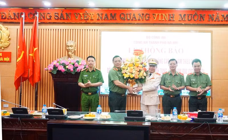 Trung tướng Nguyễn Hải Trung, Ủy viên Ban Thường vụ Thành ủy, Bí thư Đảng ủy, Giám đốc CATP Hà Nội cùng các đồng chí trong Đảng ủy, Ban Giám đốc CATP tặng hoa chúc mừng Thiếu tướng Nguyễn Thanh Tùng