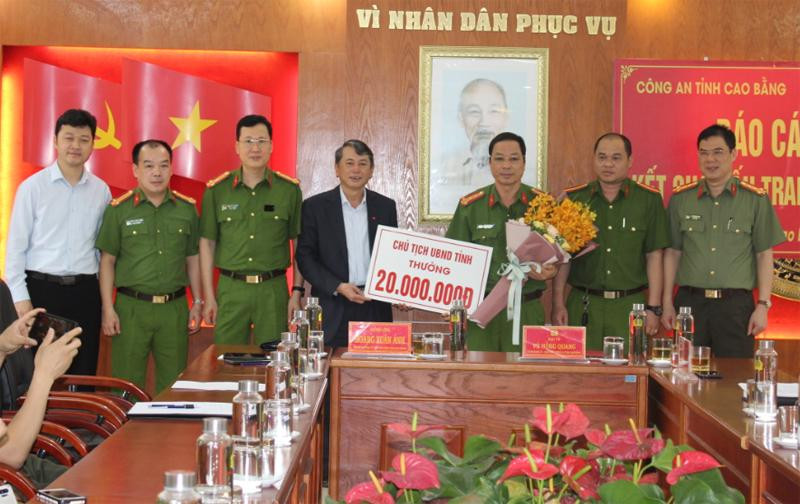 Đồng chí Hoàng Xuân Ánh, Chủ tịch UBND tỉnh Cao Bằng thưởng "nóng" cho Ban chuyên án, thu giữ 40 bánh heroin