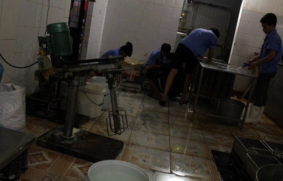 Mục sở thị công nghệ làm kem siêu… bẩn tại Thủ đô ảnh 6 Mục sở thị công nghệ làm kem siêu… bẩn tại Thủ đô ảnh 6