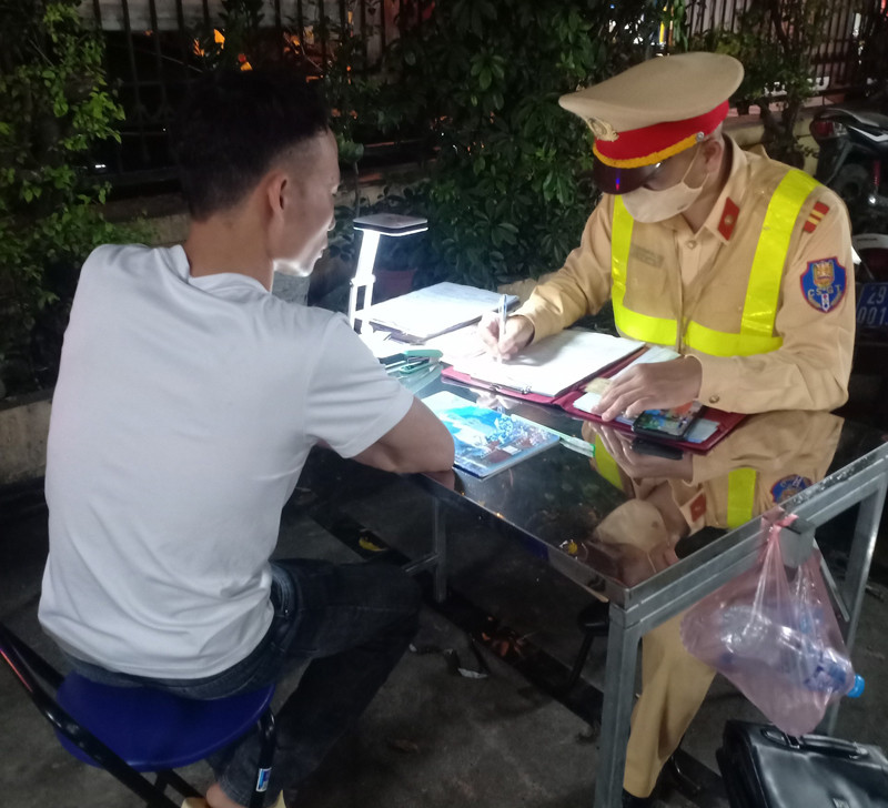 CAP Yên Phụ phối hợp Đội Cảnh sát GTTT - CAQ Tây Hồ xử lý vi phạm nồng độ cồn tại khu vực chốt đầu đường Thanh Niên CAP Yên Phụ phối hợp Đội Cảnh sát GTTT - CAQ Tây Hồ xử lý vi phạm nồng độ cồn tại khu vực chốt đầu đường Thanh Niên