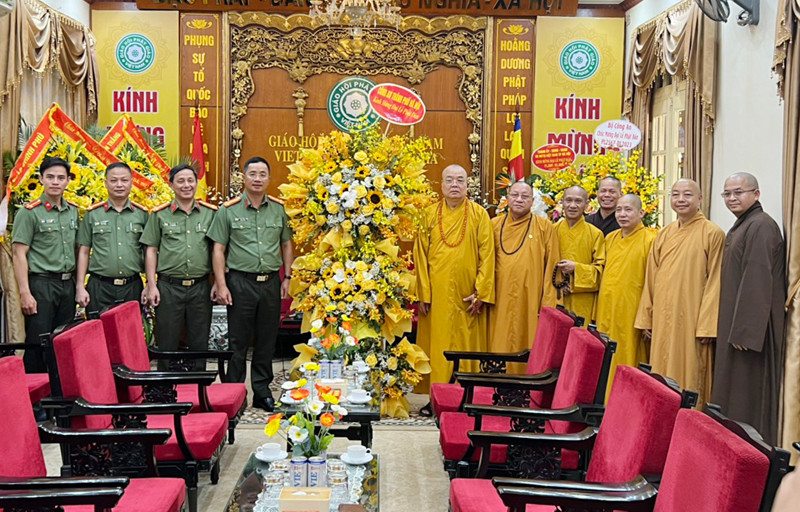 Đại tá Nguyễn Thành Long, Phó Giám đốc CATP Hà Nội cùng đại diện phòng chức năng CATP đã chúc mừng Trung ương Giáo hội Phật giáo Việt Nam nhân dịp Đại lễ Phật đản Phật lịch 2567 - Dương lịch 2023