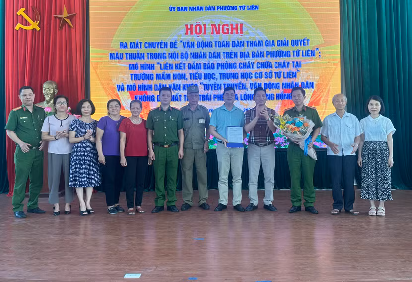 Ông Đoàn Văn Dương, Chủ tịch UBND phường Tứ Liên trao quyết định ra mắt mô hình và tặng hoa chúc mừng Ông Đoàn Văn Dương, Chủ tịch UBND phường Tứ Liên trao quyết định ra mắt mô hình và tặng hoa chúc mừng