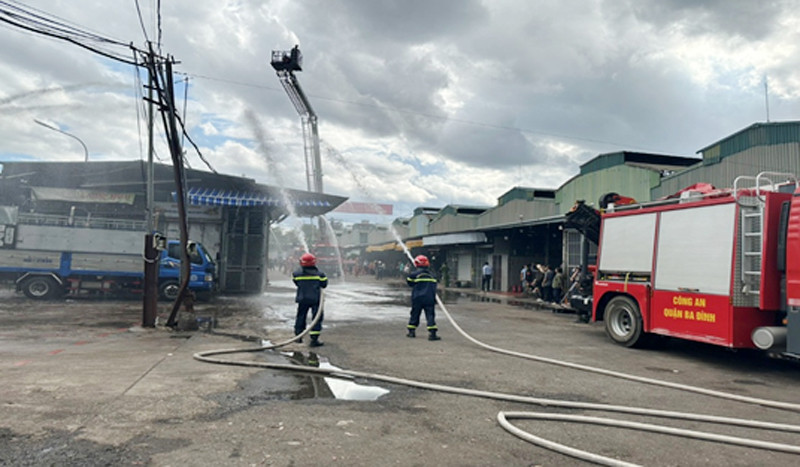 Lực lượng Cảnh sát PCCC và CNCH phối hợp diễn tập PCCC và CNCH tại chợ Long Biên Lực lượng Cảnh sát PCCC và CNCH phối hợp diễn tập PCCC và CNCH tại chợ Long Biên