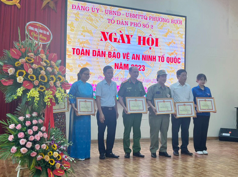 Ông Hoàng Thanh Hải trao khen thưởng cho tập thể, cá nhân có thành tích xuất sắc trong phong trào toàn dân bảo vệ ANTQ