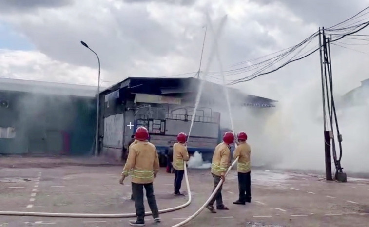 Lực lượng chữa cháy tại chỗ phối hợp xử lý cháy trong tình huống diễn tập Lực lượng chữa cháy tại chỗ phối hợp xử lý cháy trong tình huống diễn tập