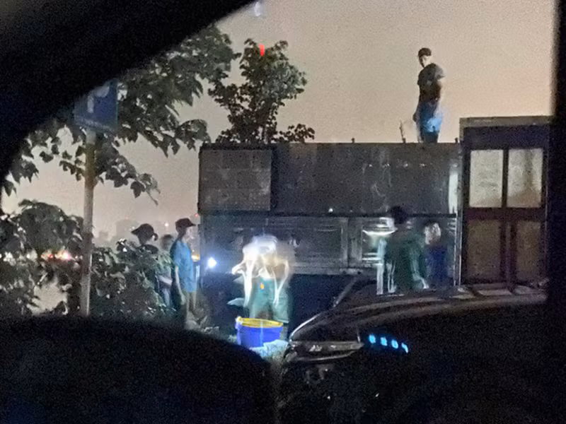 Hình ảnh được cho là nhóm người đang vận chuyển cá ở hồ Tây