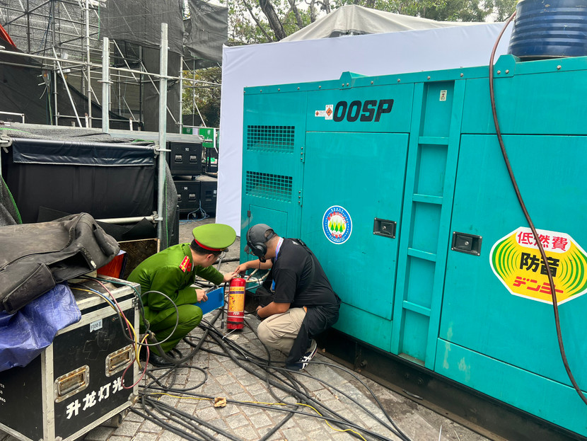 Lực lượng Cảnh sát PCCC và CNCH kiểm tra nơi đặt thiết bị điện điểm diễn sự kiện có tập trung đông người tại Hồ Gươm