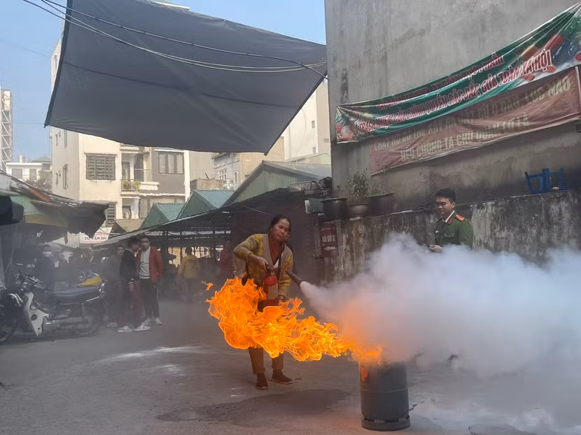 Các tiểu thương thực hành sử dụng bình chữa cháy an toàn, hiệu quả