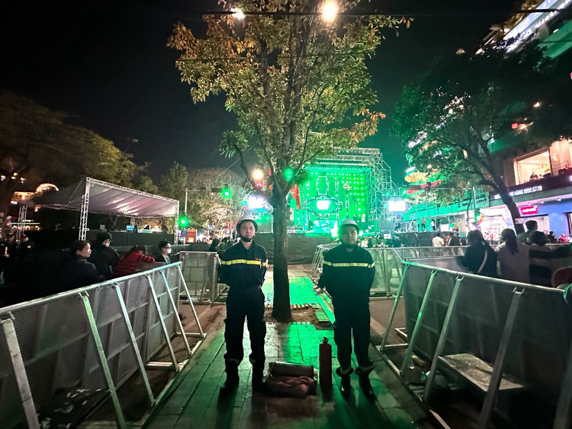 Chốt ứng trực của lực lượng Cảnh sát PCCC và CNCH tại điểm biểu diễn nghệ thuật ở khu vực hồ Hoàn Kiếm