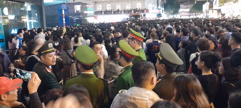 Lực lượng Công an triển khai phương án đảm bảo an ninh, trật tự cho lễ hội Countdown (đếm ngược) chào đón năm mới 2024 và giải chạy bán Marathon quốc tế Việt Nam 2024, diễn ra quanh khu vực hồ Hoàn Kiếm vào rạng sáng 1-1-2024 Lực lượng Công an triển khai phương án đảm bảo an ninh, trật tự cho lễ hội Countdown (đếm ngược) chào đón năm mới 2024 và giải chạy bán Marathon quốc tế Việt Nam 2024, diễn ra quanh khu vực hồ Hoàn Kiếm vào rạng sáng 1-1-2024