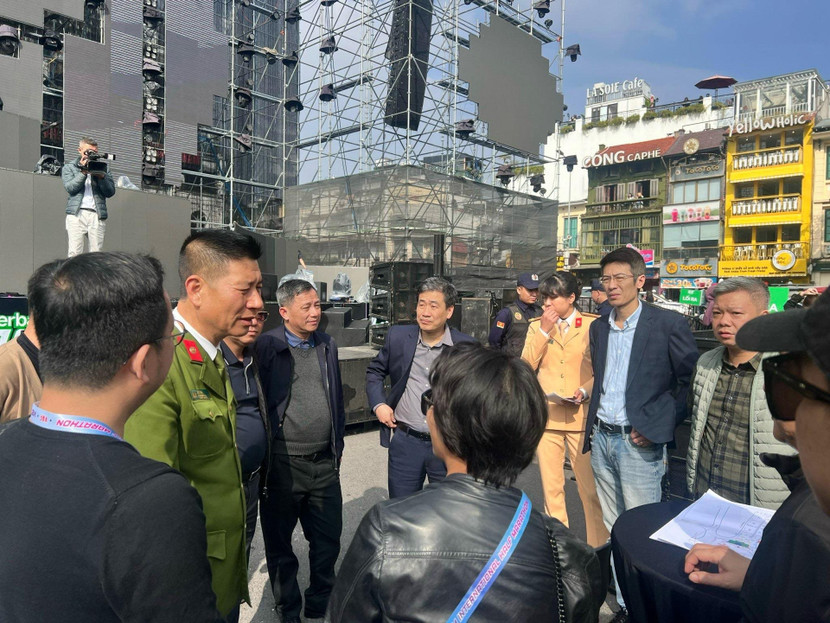 Đoàn công tác kiểm tra thực tế tại khu vực quanh hồ Hoàn Kiếm