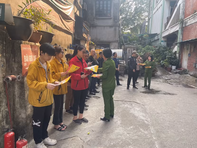 Lực lượng Cảnh sát PCCC và CNCH - CAQ Tây Hồ tích cực tuyên truyền, phát tờ rơi cho người dân và tiểu thương