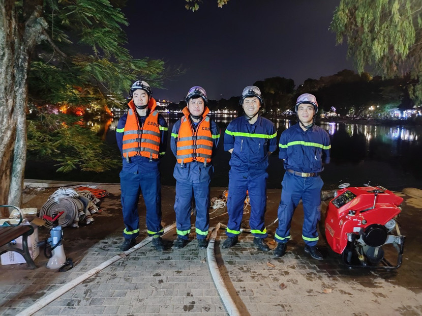 Lực lượng Cảnh sát PCCC và CNCH ứng trực máy bơm tại khu vực hồ Hoàn Kiếm