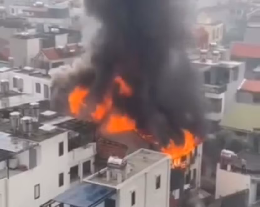 Công an quận Long Biên kịp thời phối hợp dập tắt đám cháy nhà dân tại phường Thạch Bàn