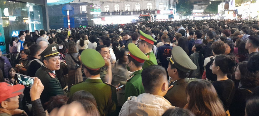 Lực lượng Công an triển khai phương án đảm bảo an ninh, trật tự cho lễ hội Countdown (đếm ngược) chào đón năm mới 2024 và giải chạy bán Marathon quốc tế Việt Nam 2024, diễn ra quanh khu vực hồ Hoàn Kiếm vào rạng sáng 1-1-2024