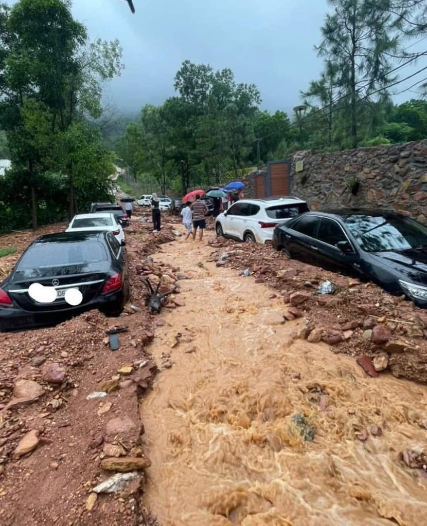 Lượng lớn đất, đá trôi xuống đường đi đã vùi lấp nhiều xe ô tô ở xã Minh Phú Lượng lớn đất, đá trôi xuống đường đi đã vùi lấp nhiều xe ô tô ở xã Minh Phú