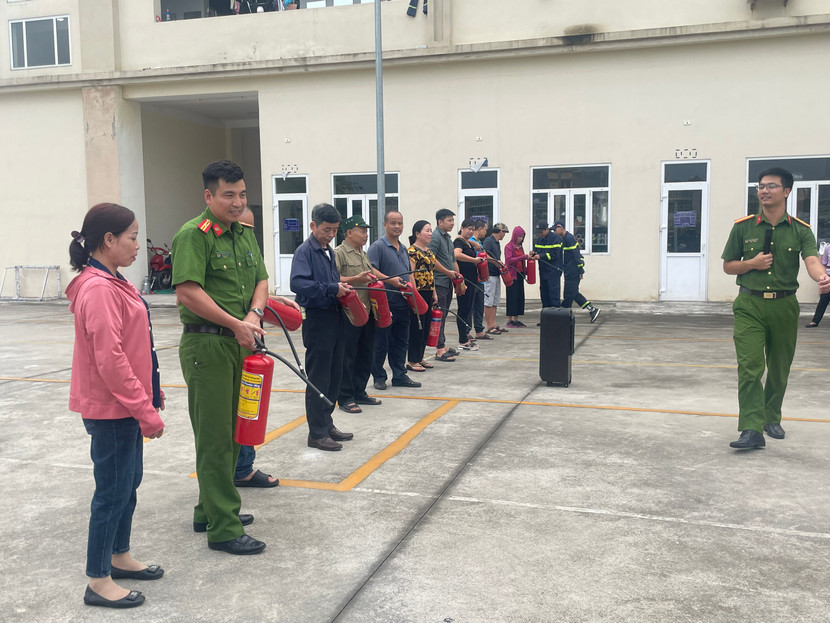 Lực lượng Cảnh sát PCCC và CNCH - CAH Gia Lâm hướng dẫn người dân sử dụng bình chữa cháy hiệu quả, an toàn