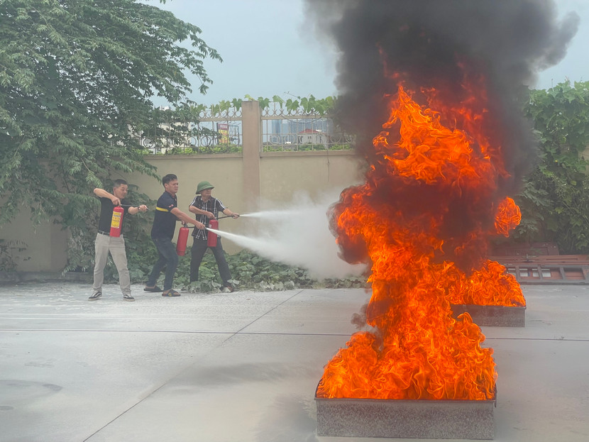 Các học viên thực hành dập lửa đám cháy giả định
