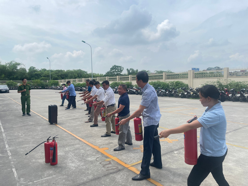 Lực lượng Cảnh sát PCCC và CNCH hướng dẫn các kỹ năng thực hành dập lửa