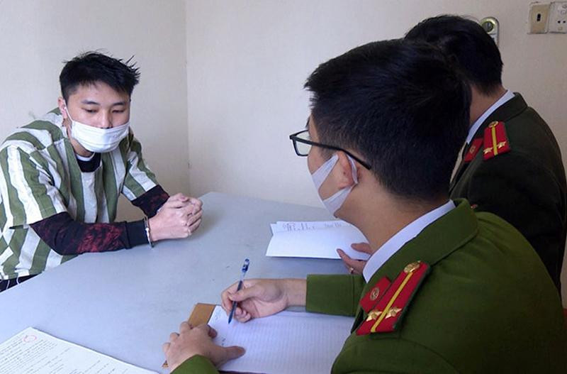 Có quan Công an lấy lời khai đối tượng liên quan vụ án Có quan Công an lấy lời khai đối tượng liên quan vụ án