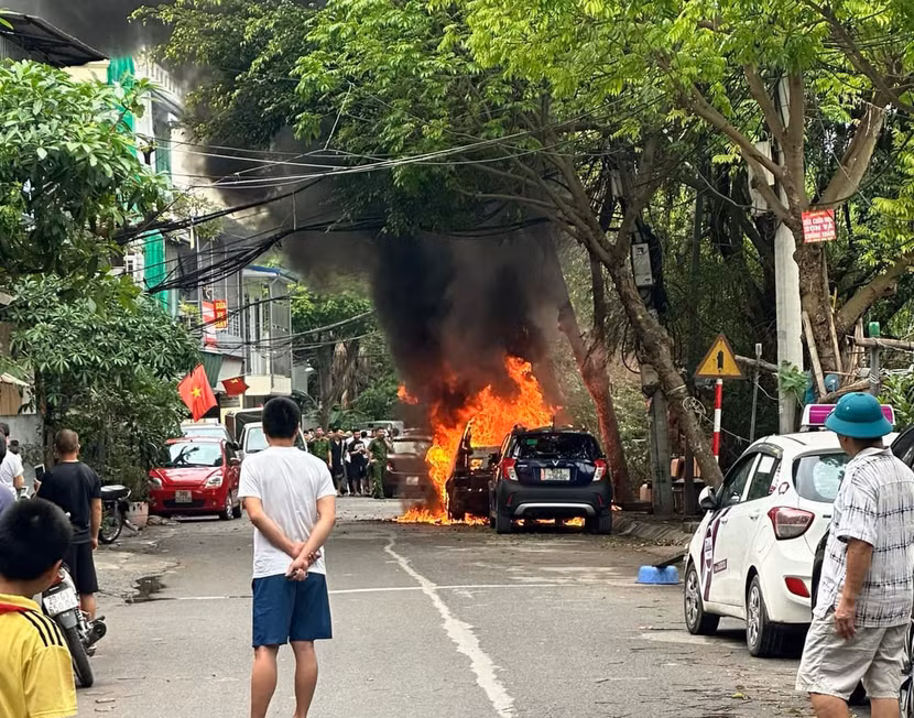 Xê ô tô bốc cháy khi đang dừng đỗ