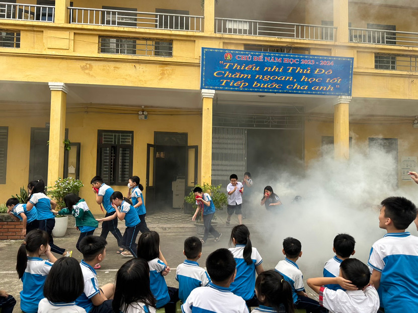 Các em học sinh tham gia kỹ năng thoát nạn trong đám cháy