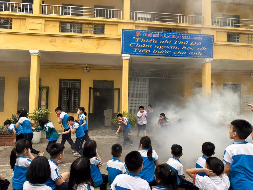 Các em học sinh tham gia kỹ năng thoát nạn trong đám cháy