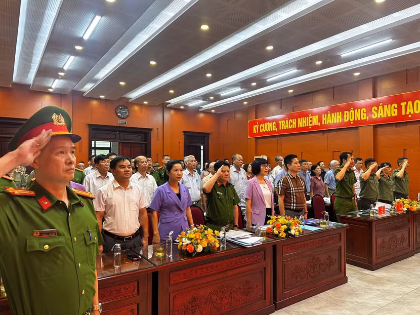 Các đại biểu làm lễ chào cờ tại Hội nghị ra mắt "Mô hình Công an phường điển hình, kiểu mẫu về ANTT và văn minh đô thị" tại phường Xuân La