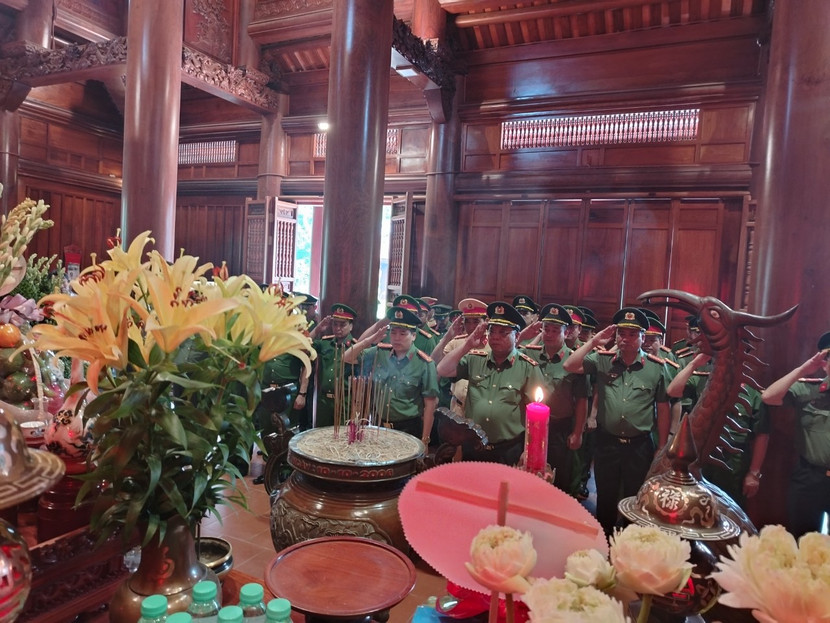 Trung tướng Nguyễn Hải Trung, Giám đốc Công an thành phố Hà Nội cùng đoàn đại biểu Công an thành phố bày tỏ lòng thành kính, biết ơn sâu sắc đối với Chủ tịch Hồ Chí Minh, vị lãnh tụ thiên tài, nhà tư tưởng lỗi lạc, người thầy kính yêu của Đảng và dân tộc