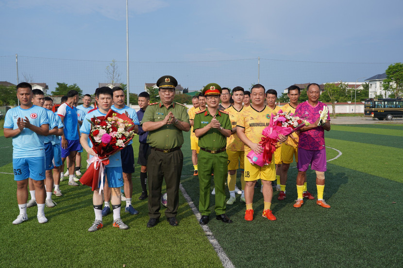 Trung tướng Nguyễn Hải Trung và Đại tá Trần Ngọc Tuấn, Phó Giám đốc Công an tỉnh Nghệ An tặng hoa chúc mừng các cầu thủ 2 đội tuyển