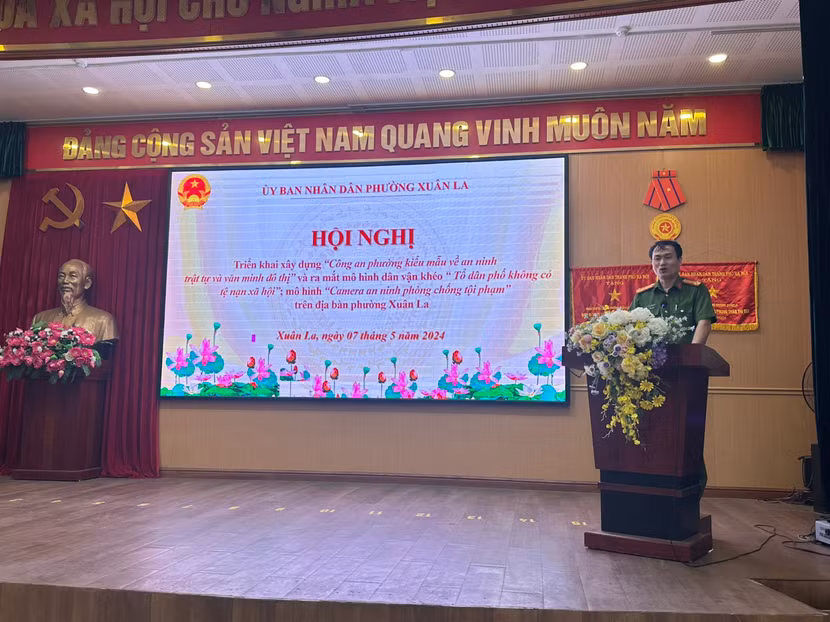 Thượng tá Lê Hồng Hải, Phó trưởng CAQ Tây Hồ dự và phát biểu chỉ đạo tại Hội nghị ra mắt "Công an phường kiểu mẫu về ANTT và văn minh đô thị" phường Xuân La