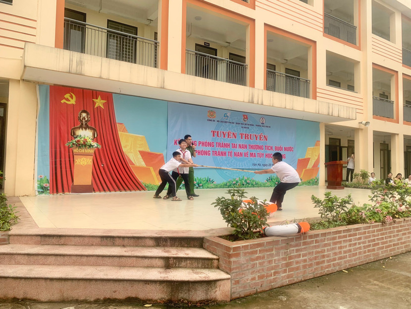 Lực lượng Công an tuyên truyền, trang bị kỹ năng cho học sinh cách phòng tránh tai nạn đuối nước