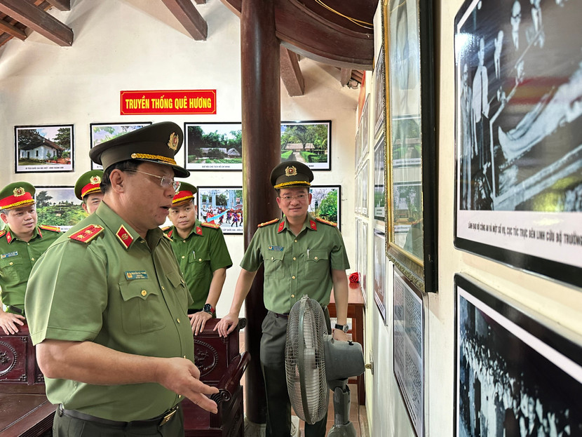 Trung tướng Nguyễn Hải Trung thăm Khu tưởng niệm đồng chí Bộ trưởng Trần Quốc Hoàn