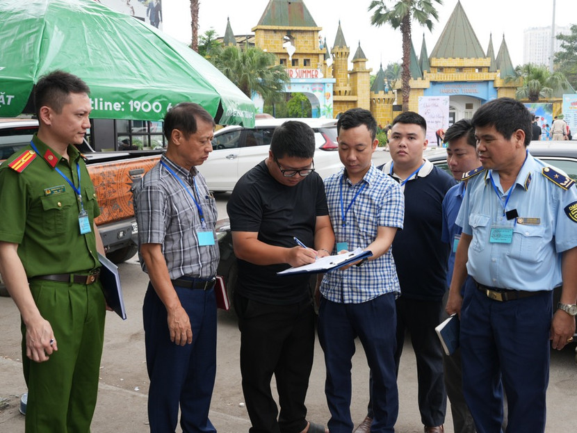 Lực lượng chức năng kiểm tra hoạt động tại bãi trông giữ phương tiện quanh Công viên nước Hồ Tây