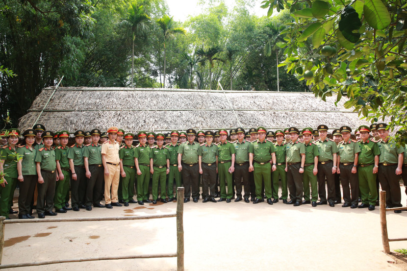 Đoàn đại biểu Công an thành phố Hà Nội tại Khu di tích lịch sử quốc gia đặc biệt Kim Liên