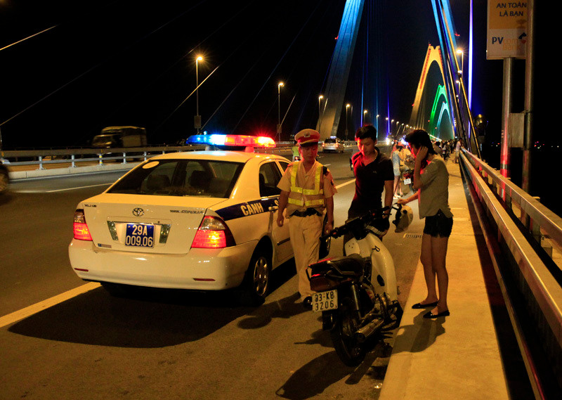 Cơ quan Công an khuyến cáo không dừng đỗ xe trên cầu Nhật Tân hóng mát, gây nguy hiểm cho các phương tiện tham gia giao thông Cơ quan Công an khuyến cáo không dừng đỗ xe trên cầu Nhật Tân hóng mát, gây nguy hiểm cho các phương tiện tham gia giao thông