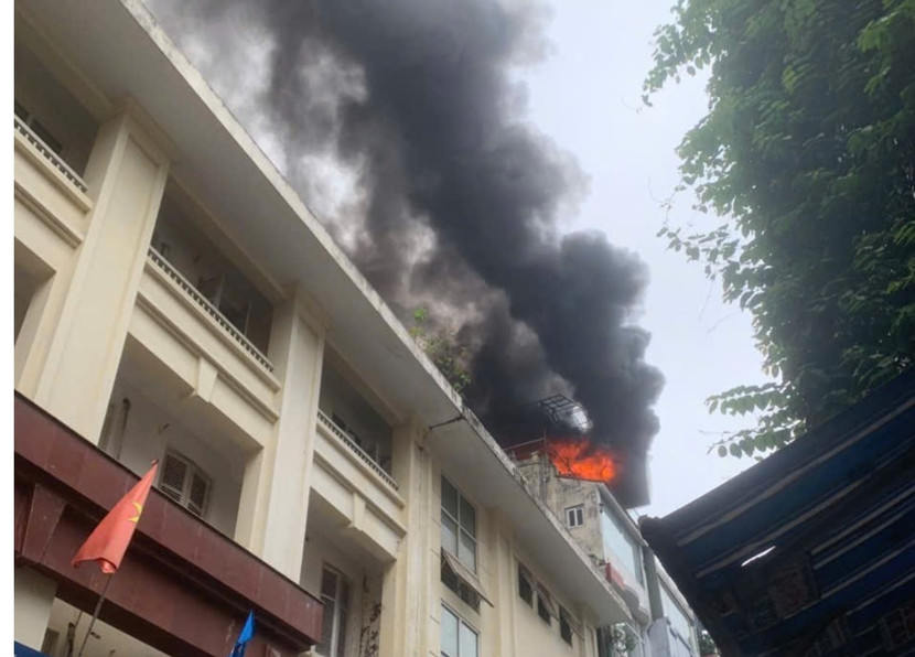 Ngọn lửa bốc cao từ tầng 5 ngôi nhà số 16 ngõ Trạm