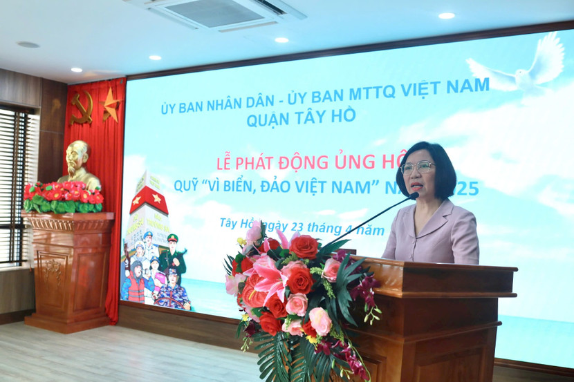 Bí thư Quận ủy, Chủ tịch HĐND quận Tây Hồ - Lê Thị Thu Hằng phát biểu tại buổi lễ Bí thư Quận ủy, Chủ tịch HĐND quận Tây Hồ - Lê Thị Thu Hằng phát biểu tại buổi lễ