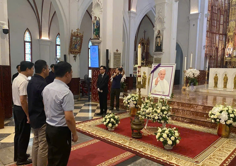 Đại tá Nguyễn Thành Long – Phó giám đốc CATP Hà Nội làm trưởng đoàn đến viếng Đức Giáo hoàng Francis tại Nhà thờ lớn Hà Nội Đại tá Nguyễn Thành Long – Phó giám đốc CATP Hà Nội làm trưởng đoàn đến viếng Đức Giáo hoàng Francis tại Nhà thờ lớn Hà Nội