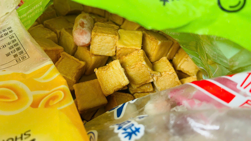 Hàng hóa không rõ nguồn gốc được chủ cơ sở mua gom trôi nổi trên thị trường