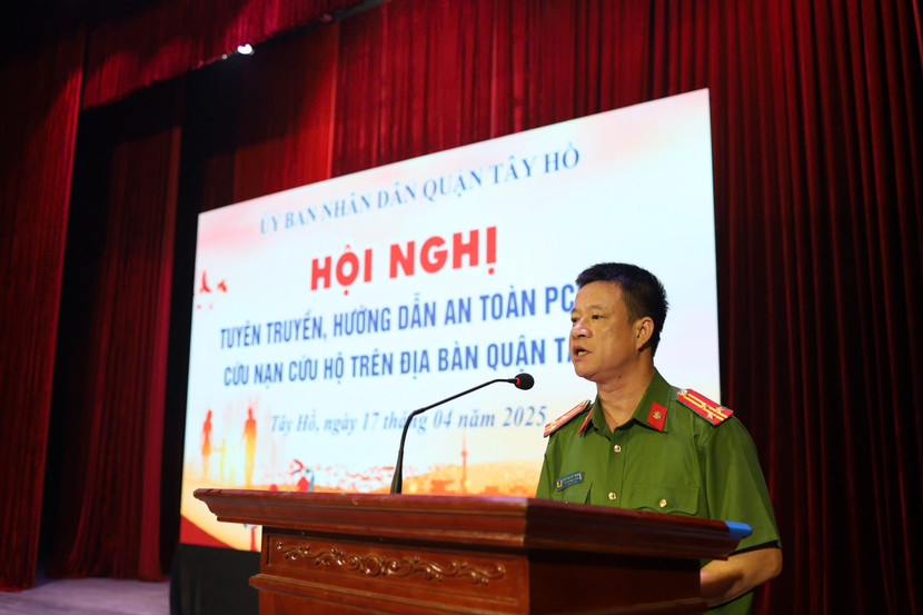 Thượng tá Nguyễn Đức Thắng – Phó Trưởng phòng Cảnh sát PCCC và CNCH, Công an TP Hà Nội phát biểu tại hội nghị Thượng tá Nguyễn Đức Thắng – Phó Trưởng phòng Cảnh sát PCCC và CNCH, Công an TP Hà Nội phát biểu tại hội nghị